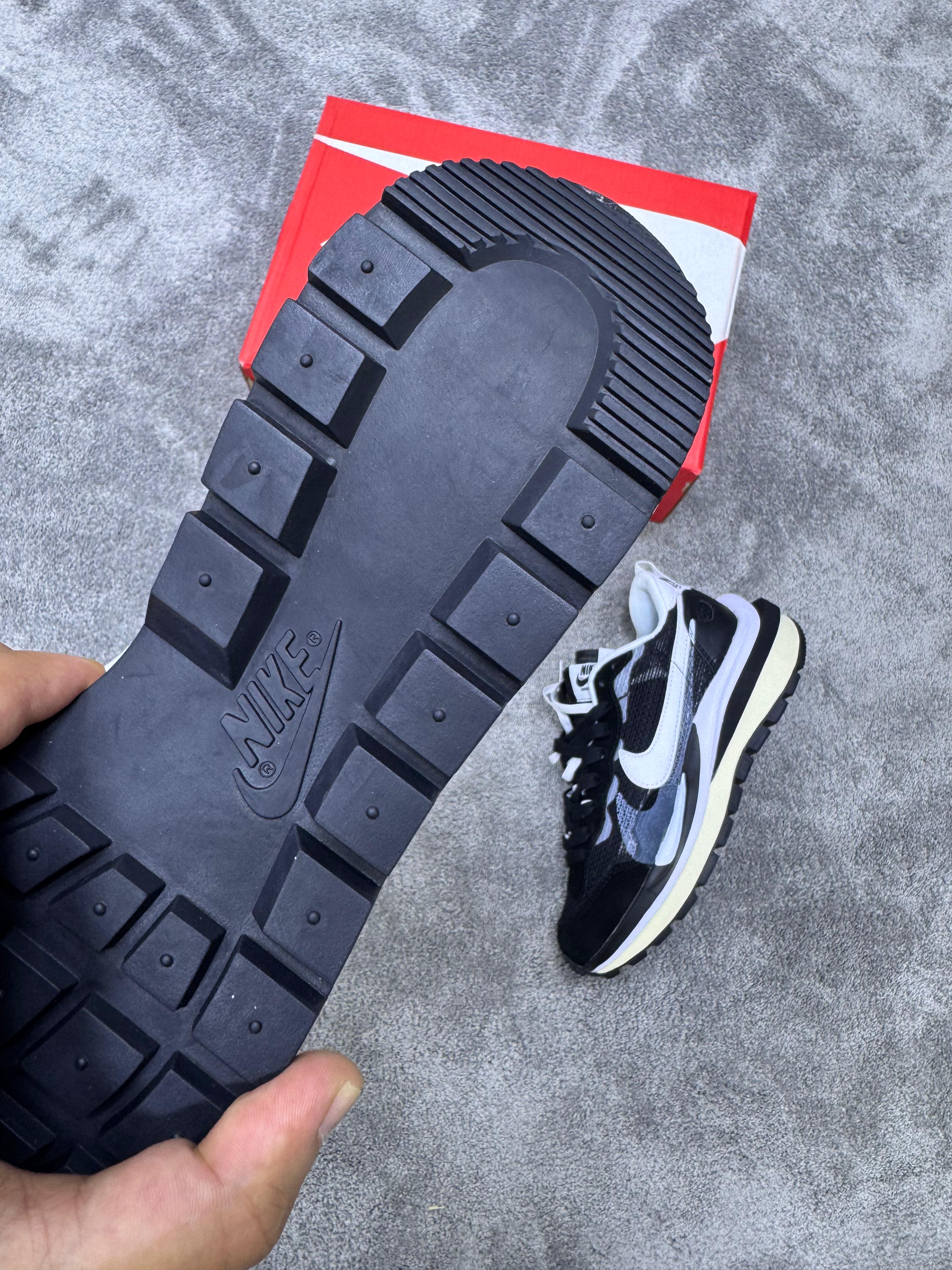 Nike x scai vaporwaffle black white
(Edición limitada)