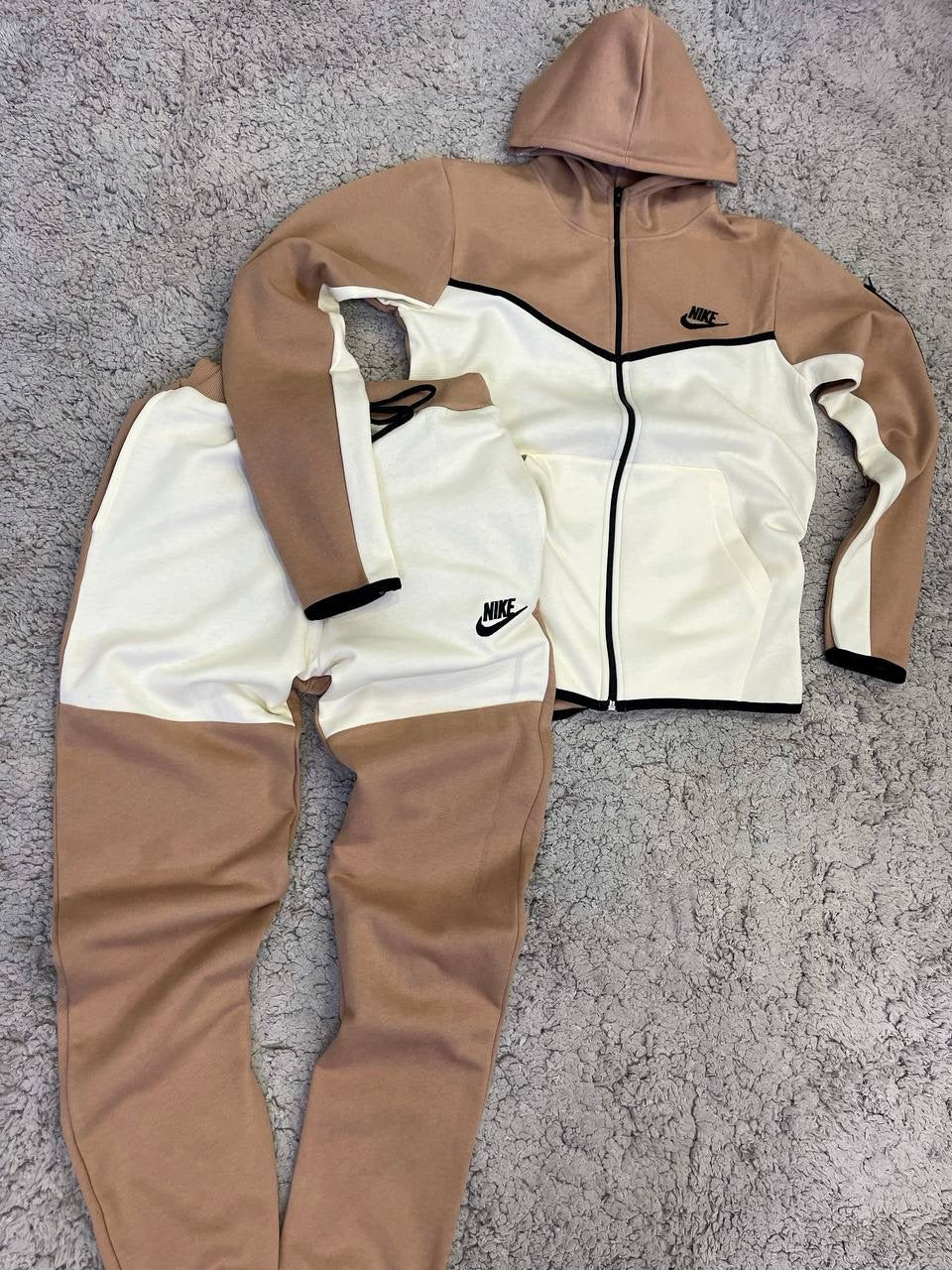 NIKE TECH FLEECE CREMA
