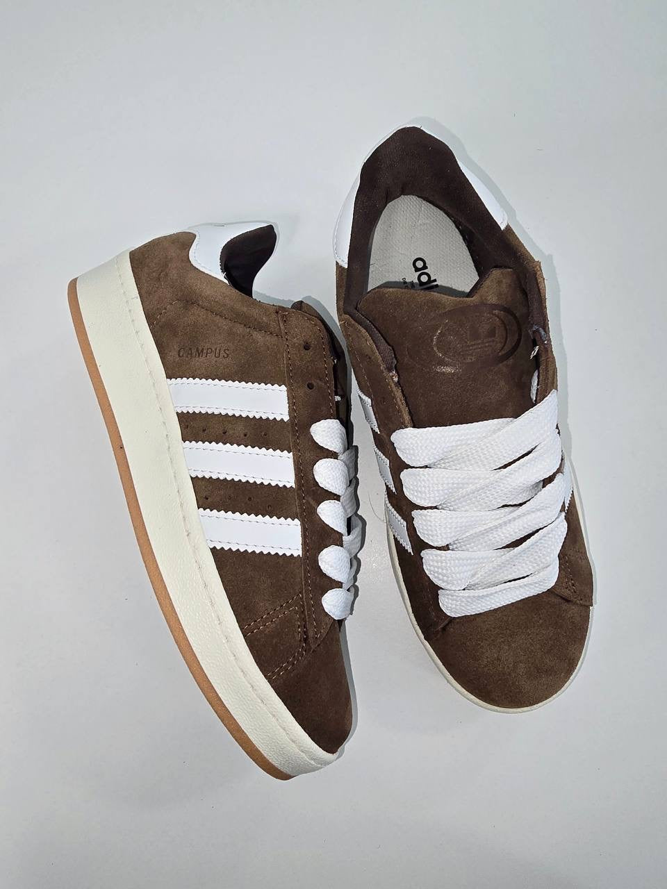 Adidas Campus marrón logo blanco
