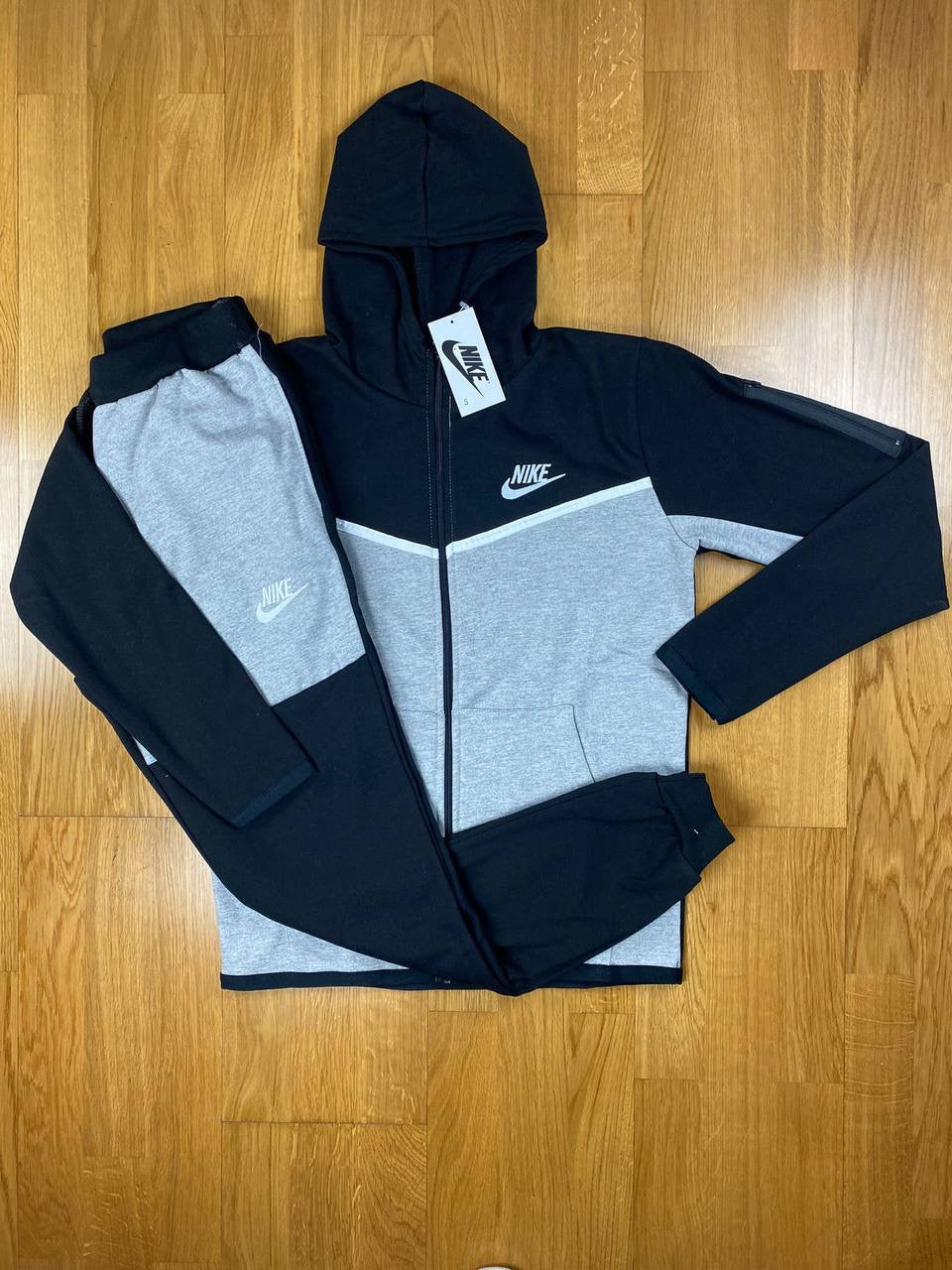 NIKE TECH GRIS/NEGRO
