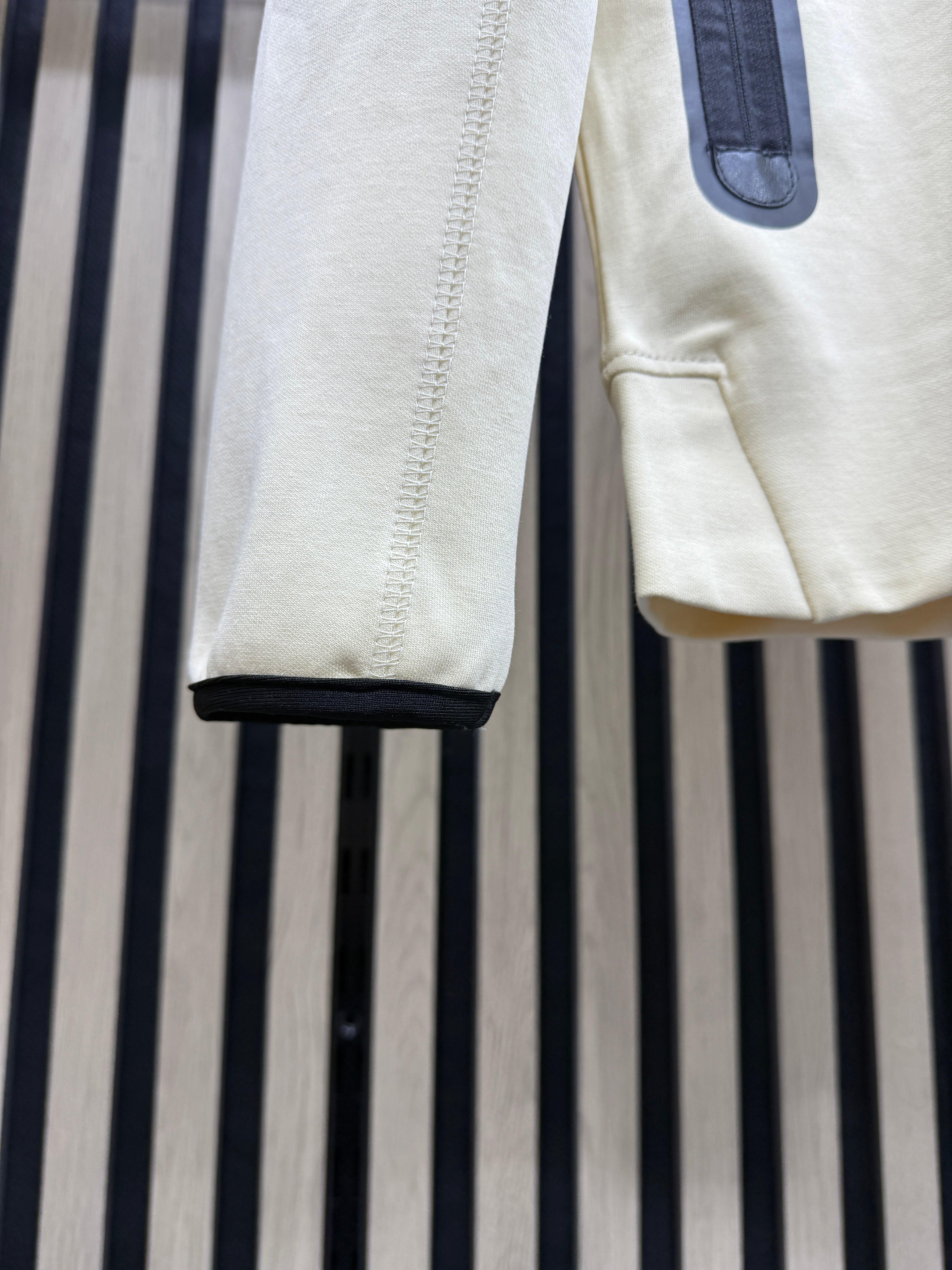Chandal Nike Tech ( Crema )